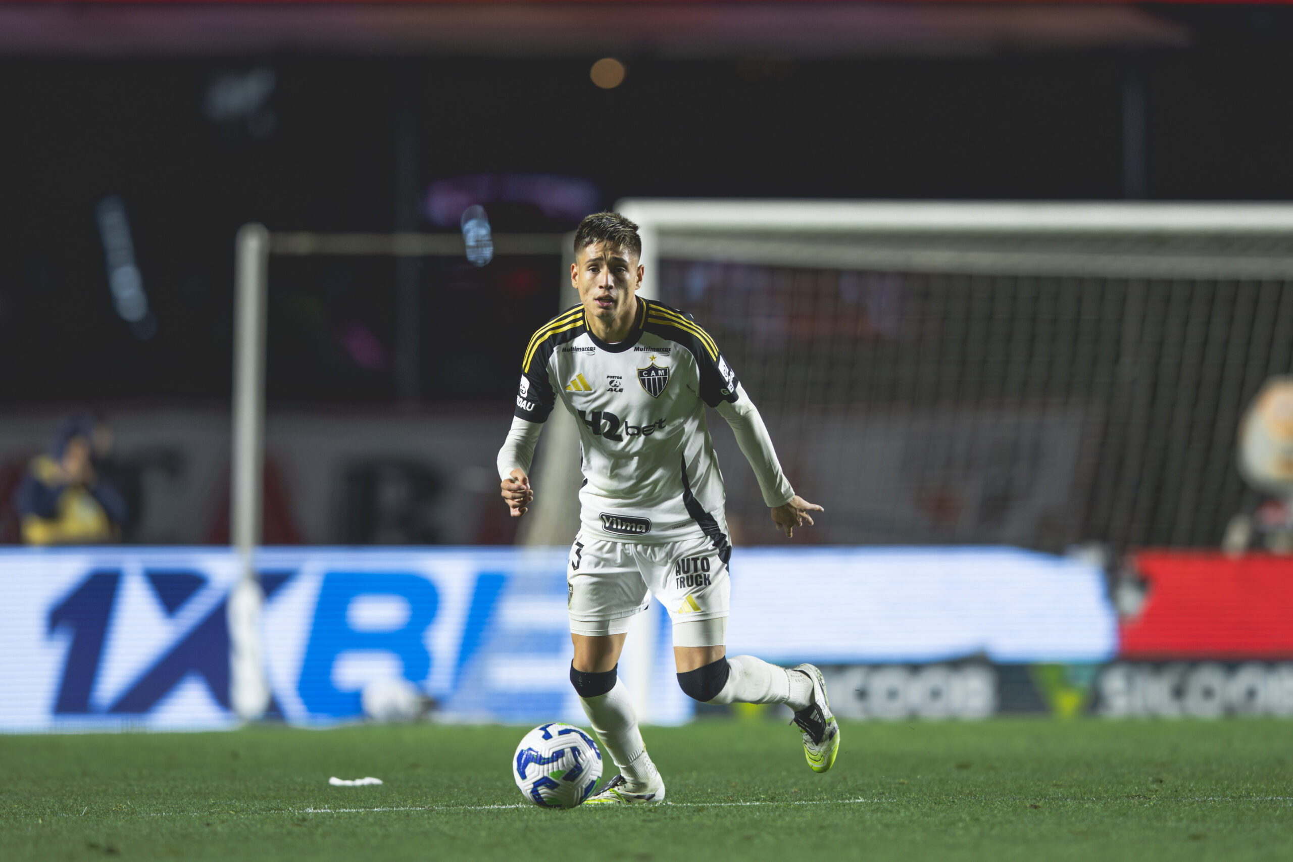 Iván Román, de 19 anos, em ação contra o São Paulo (Foto: Pedro Souza / Atlético)