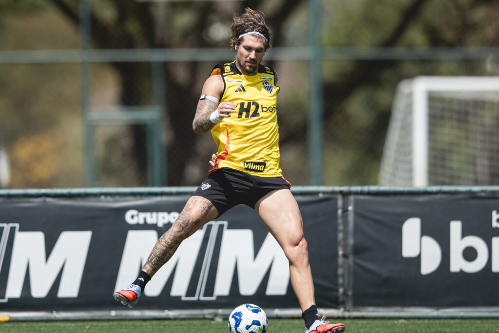 Lyanco treinou com bola nesta segunda (Foto: Pedro Souza/Atlético)
