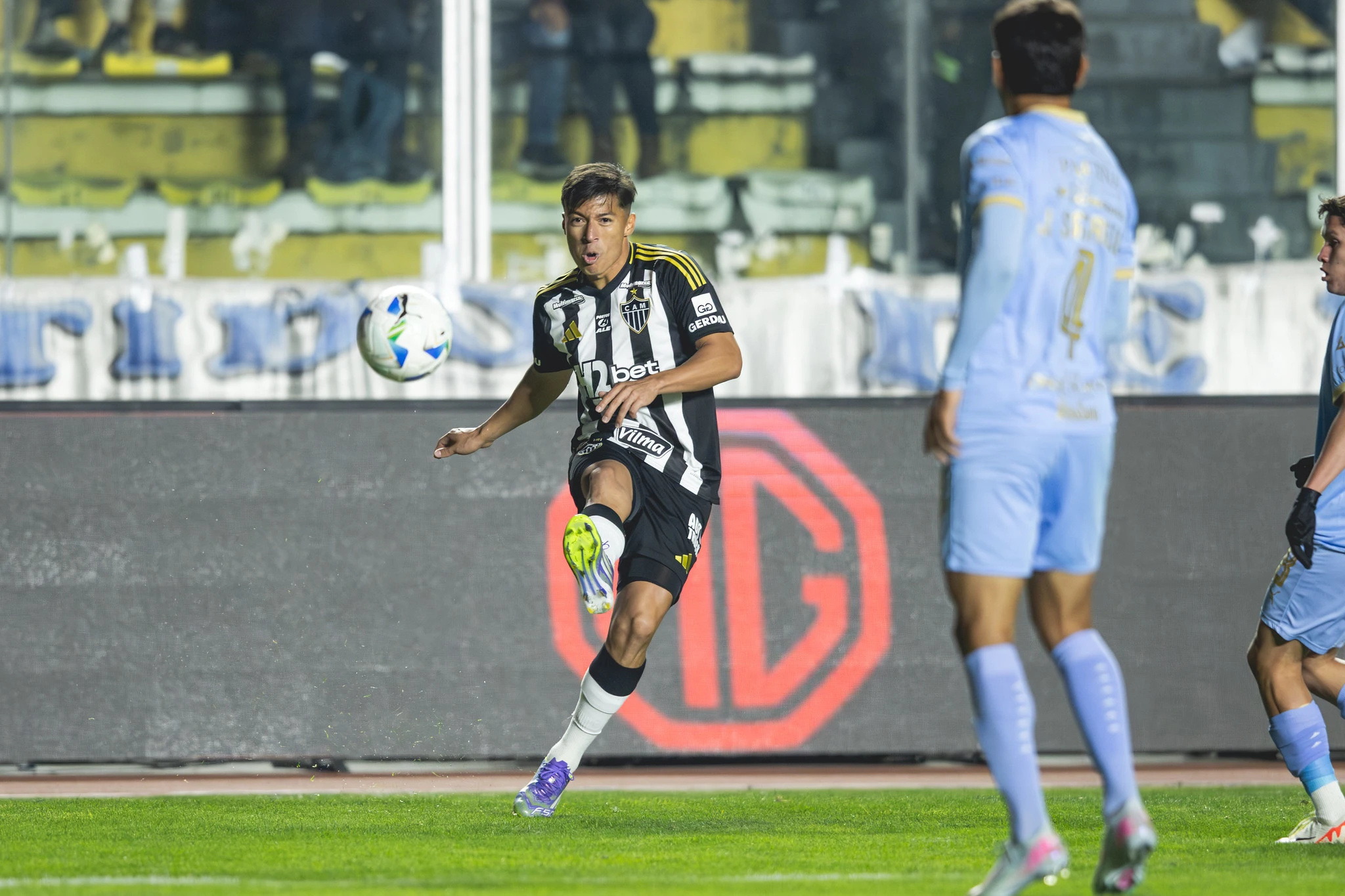 Atlético abre vantagem, mas vacila e cede empate no fim