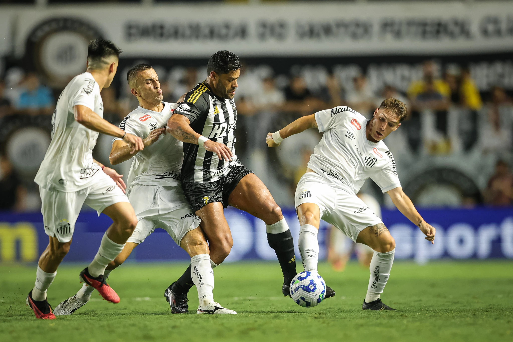 Atlético e Santos se enfrentam neste domingo (14), pela 23ª rodada do Brasileirão. Confira todos os detalhes sobre o duelo.