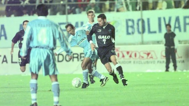 Bolivar e Atlético se enfrentaram na Libertadores de 2000.