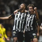 Com um a menos, Atlético sofre, mas vence o Mirassol e respira no Brasileirão