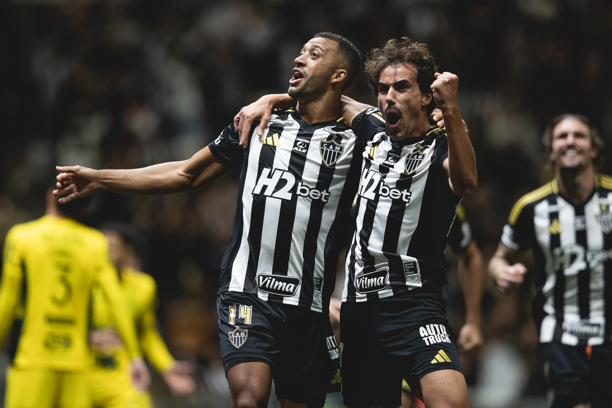 Com um a menos, Atlético sofre, mas vence o Mirassol e respira no Brasileirão