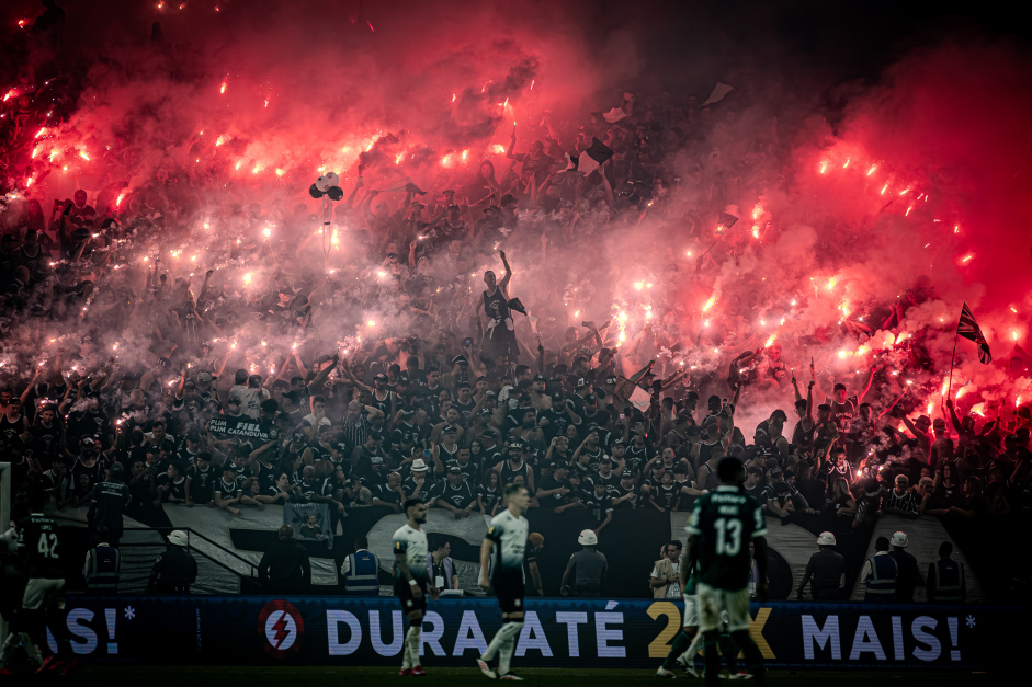 torcida_do_corinthians_fazendo_festa_durante_nnol