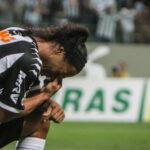 Ronaldinho participou de cinco gols contra o Figueirense, em 2012 (Foto: Bruno Cantini/Atlético)