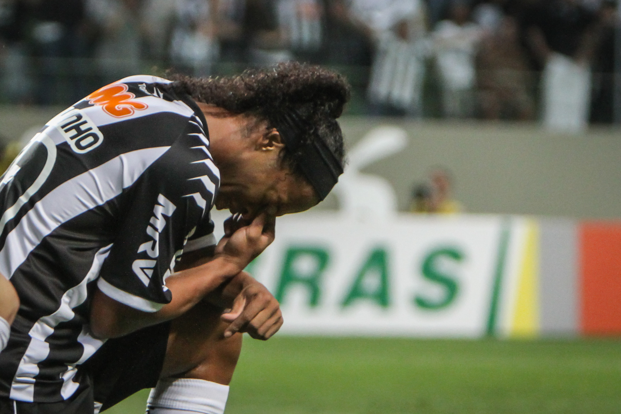 Ronaldinho participou de cinco gols contra o Figueirense, em 2012 (Foto: Bruno Cantini/Atlético)