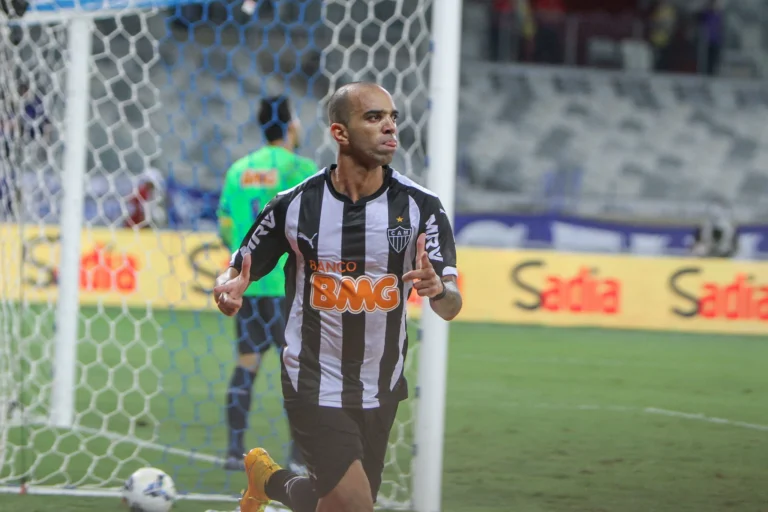 Entre arquibancadas e fronteiras: a história dos estádios que receberam o clássico mineiro