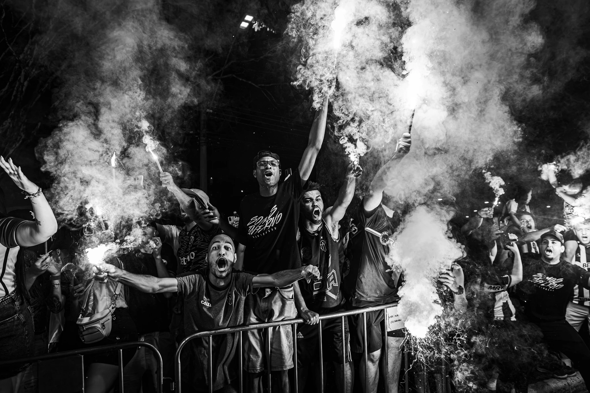 O verbo do “acreditar”: a metáfora viva de um Galo que insiste em se erguer e sonhar outra vez com a América
