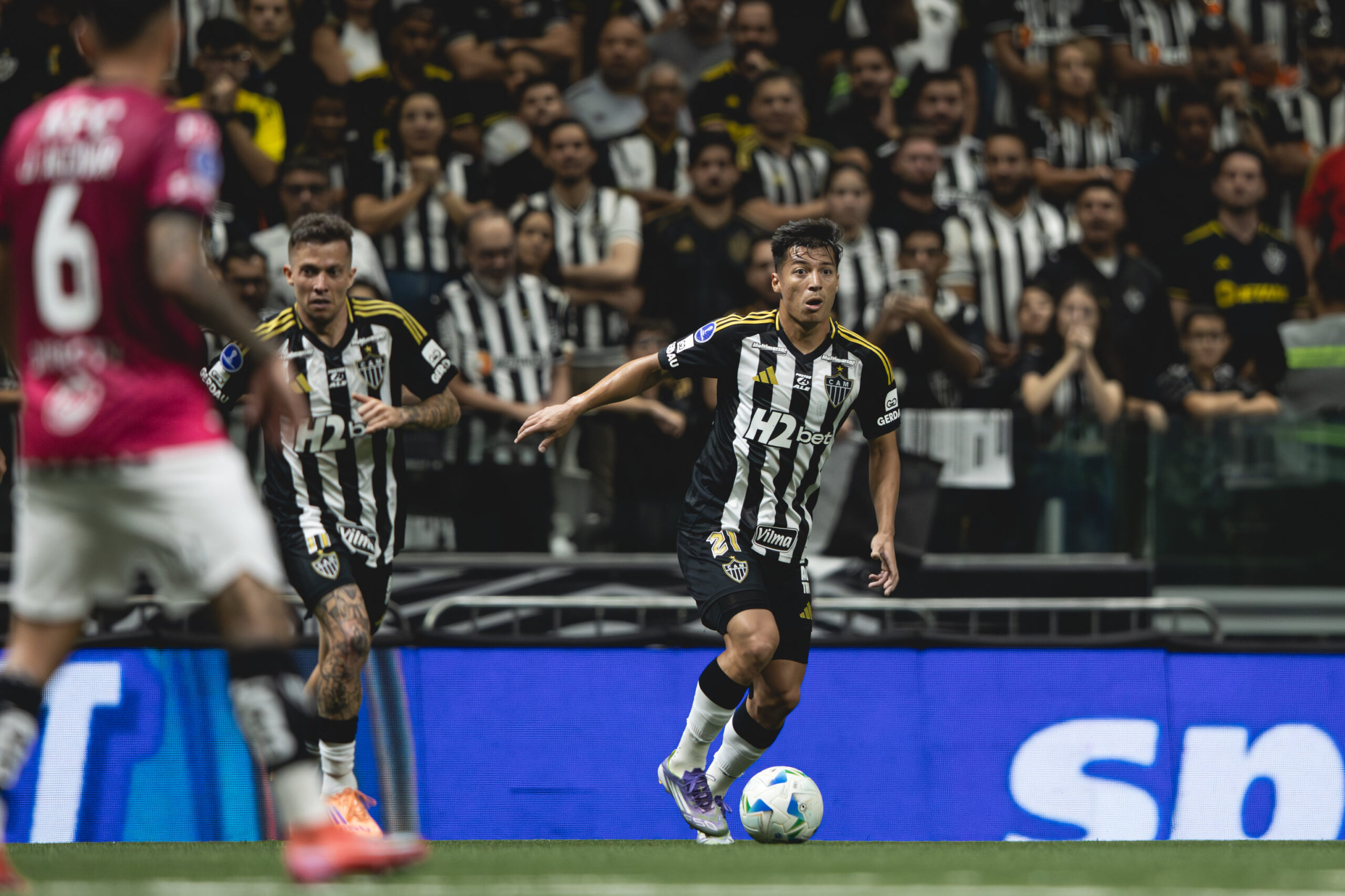 Alan Franco em ação contra o Del Valle (Foto: Pedro Souza / Atlético)
