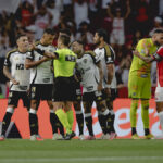 Arbitragem roubou o protagonismo em Internacional 0x0 Atlético (Foto: Pedro Souza / Atlético)