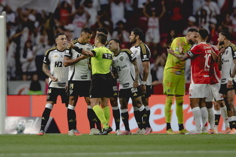 Arbitragem roubou o protagonismo em Internacional 0x0 Atlético (Foto: Pedro Souza / Atlético)