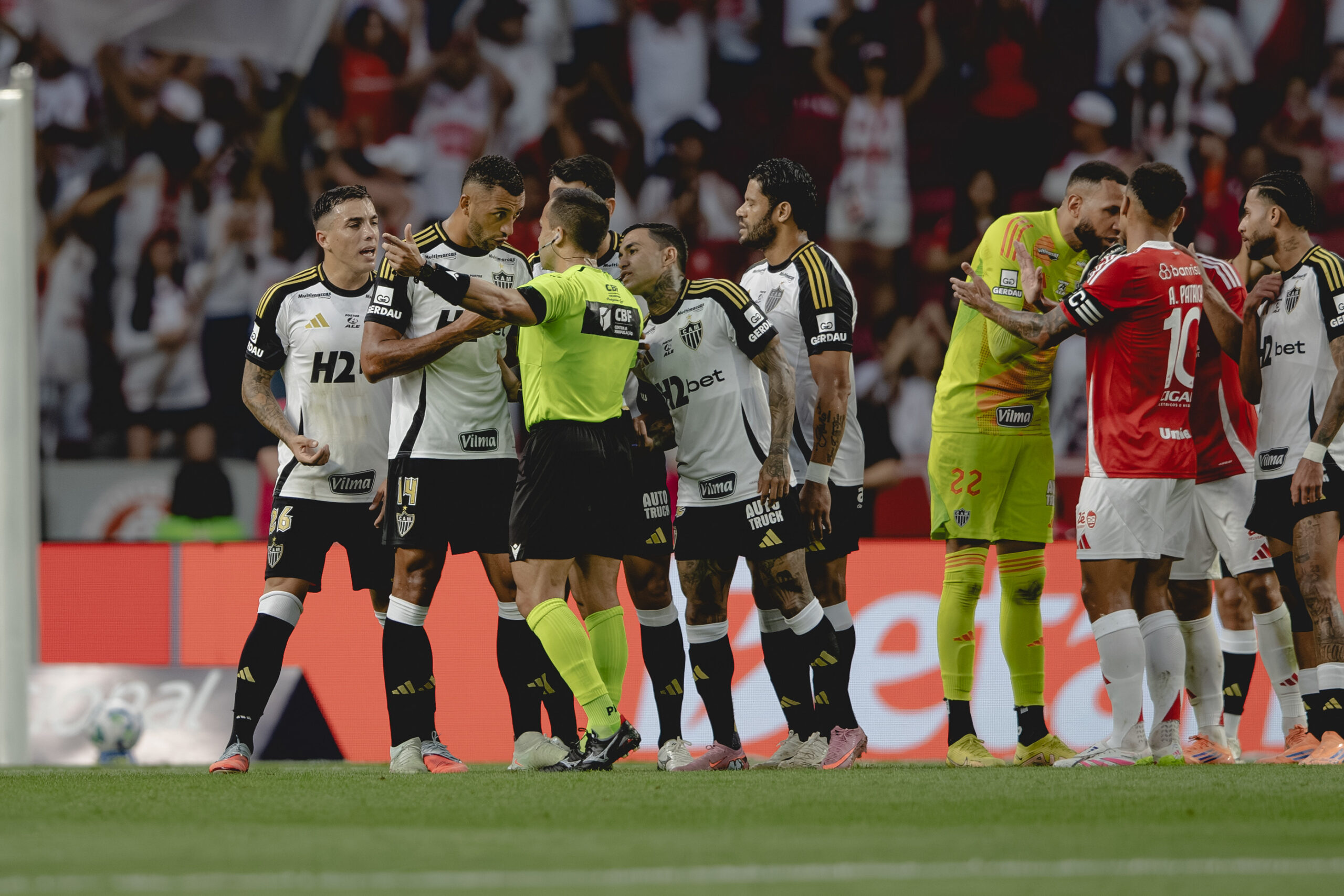 Arbitragem roubou o protagonismo em Internacional 0x0 Atlético (Foto: Pedro Souza / Atlético)