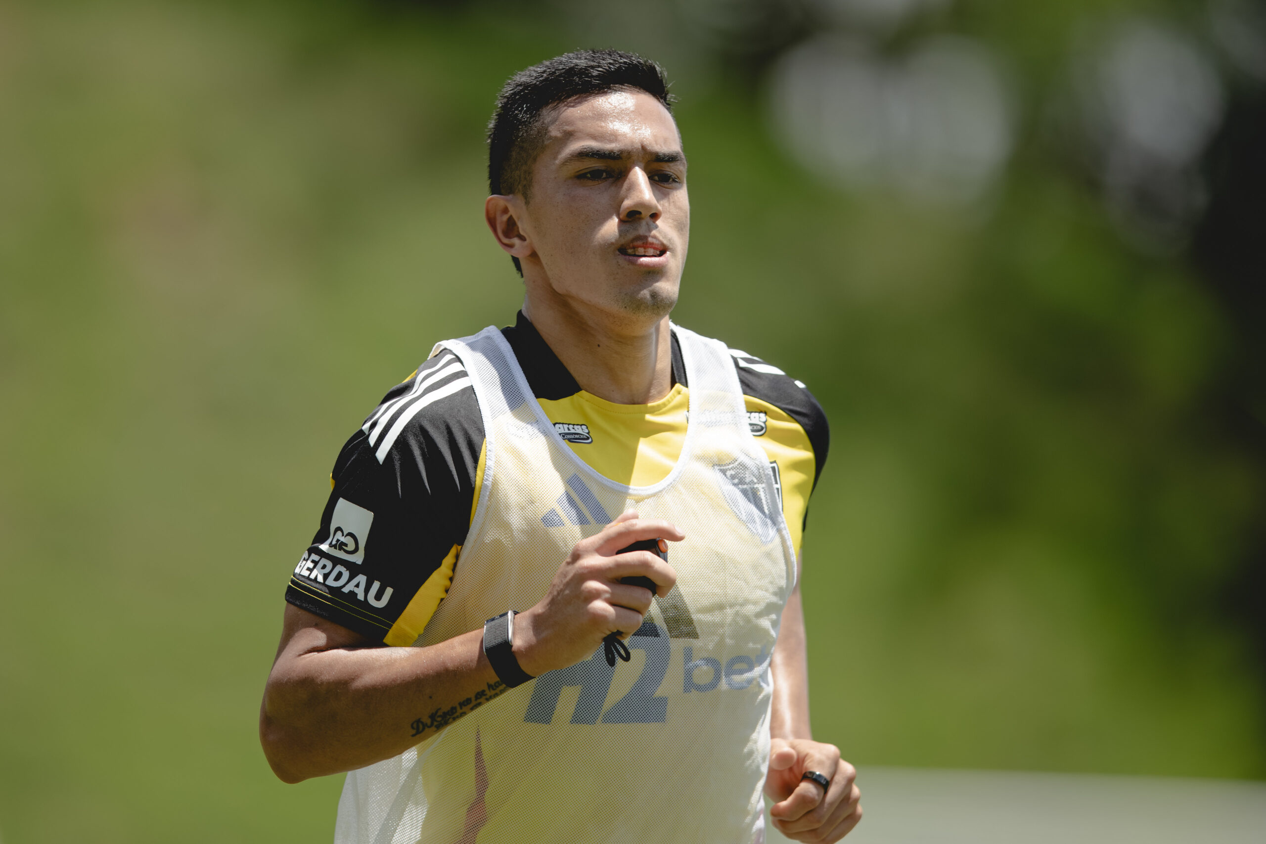 Registro de Tomás Cuello na Cidade do Galo, nesta quinta (Foto: Pedro Souza / Atlético)