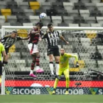 Atlético sai na frente, mas Flamengo pressiona e empata nos acréscimos