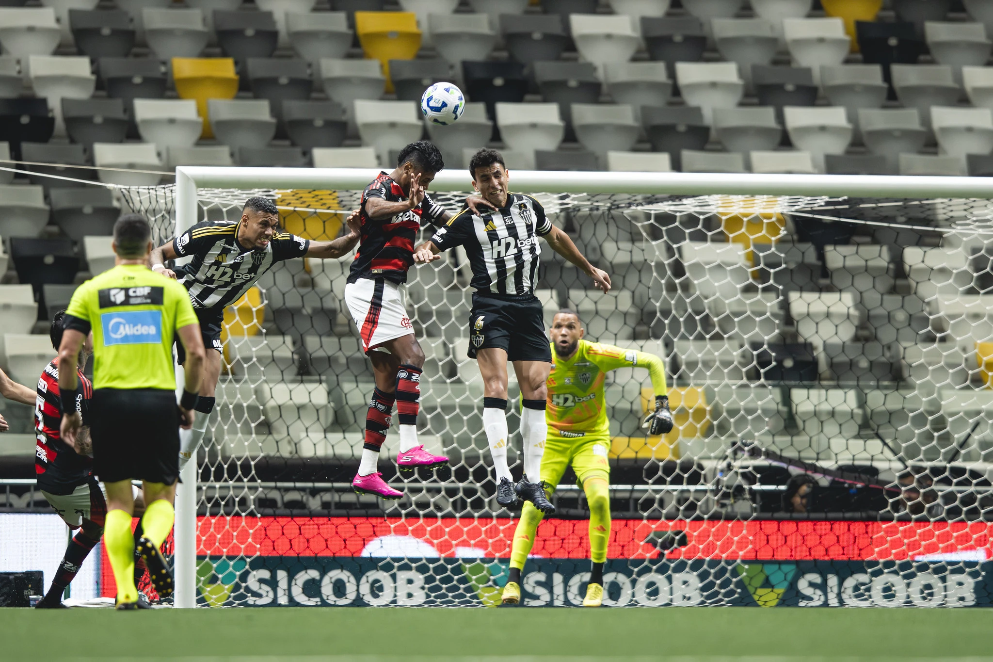 Atlético sai na frente, mas Flamengo pressiona e empata nos acréscimos