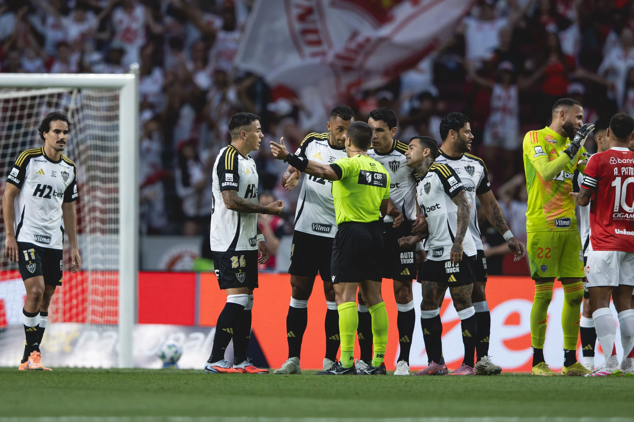 Everson segura o Inter, e Galo empata em jogo de erros e confusão da arbitragem