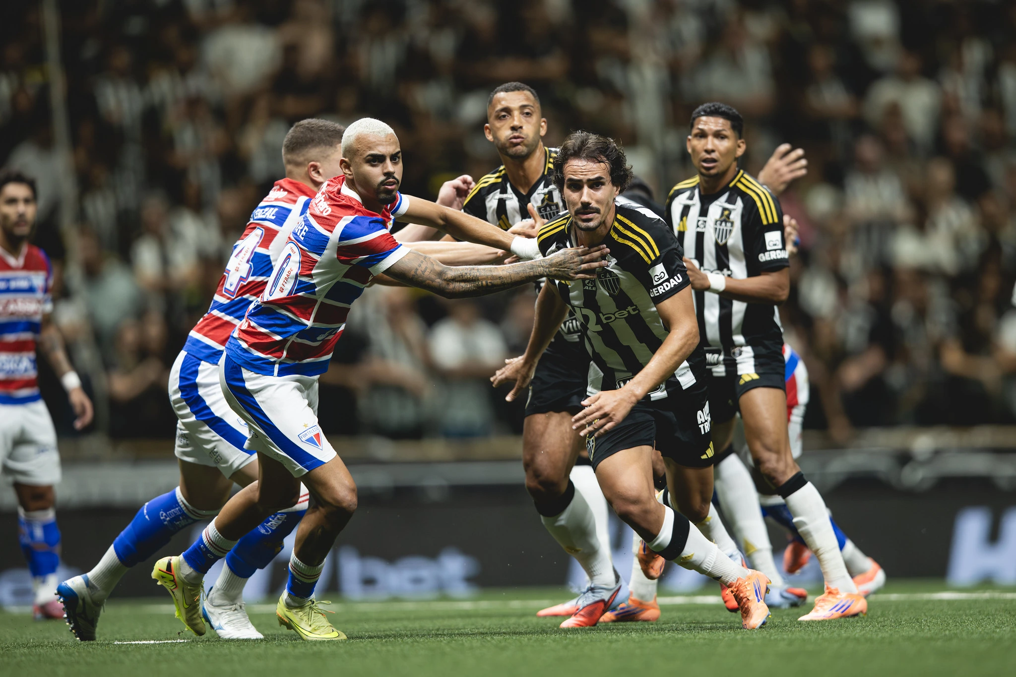 Fortaleza x Atlético: prováveis escalações, baixas e cenário antes do duelo adiado da 35ª rodada do Brasileirão