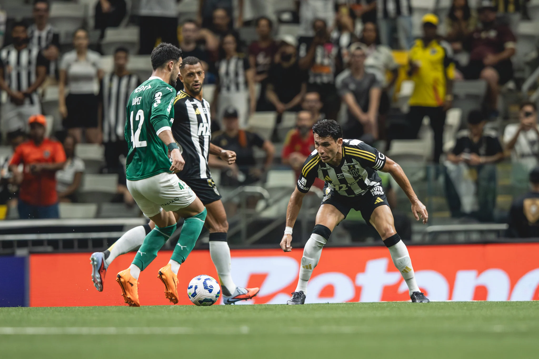 Defesa insegura e pressão ineficaz marcam derrota amarga do Atlético para o Palmeiras