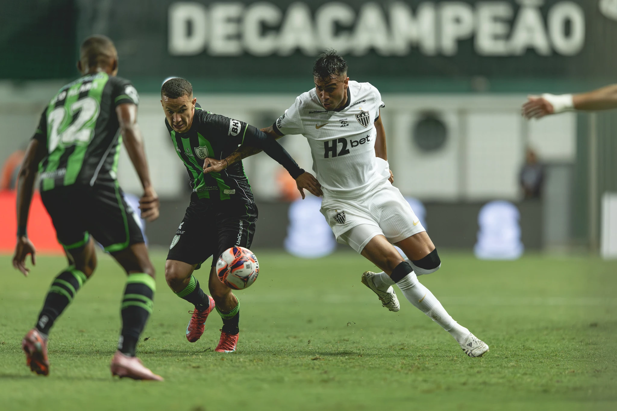 Atlético empata com o América em clássico de ânimos exaltados