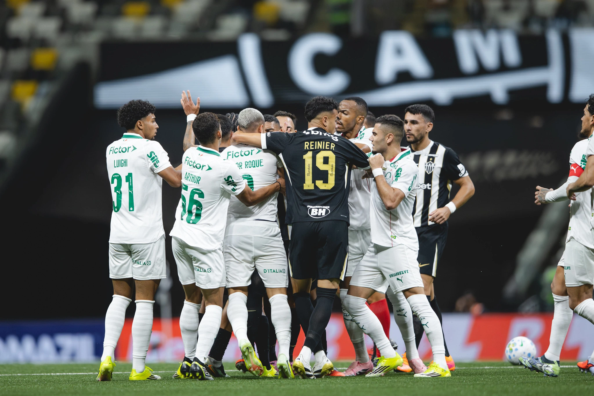 Atlético empata com o Palmeiras em jogo marcado por polêmicas da arbitragem e falhas defensivas