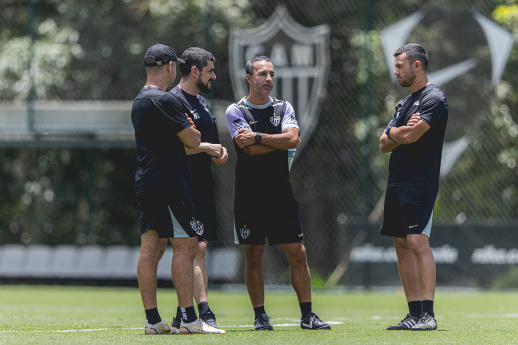 Técnico do sub-20, Henrique Teixeira, na comissão interina do time principal (Foto: Pedro Souza / Atlético)
