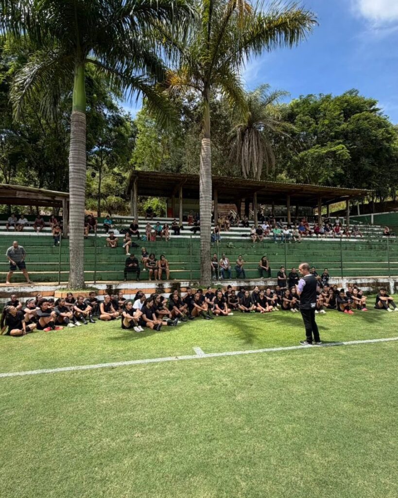 Gerente de futebol, Ricardo Guedes, se reúne com quase 100 jovens que desejam vestir a camisa das Vingadoras (Foto: Divulgação/Galo Feminino)
