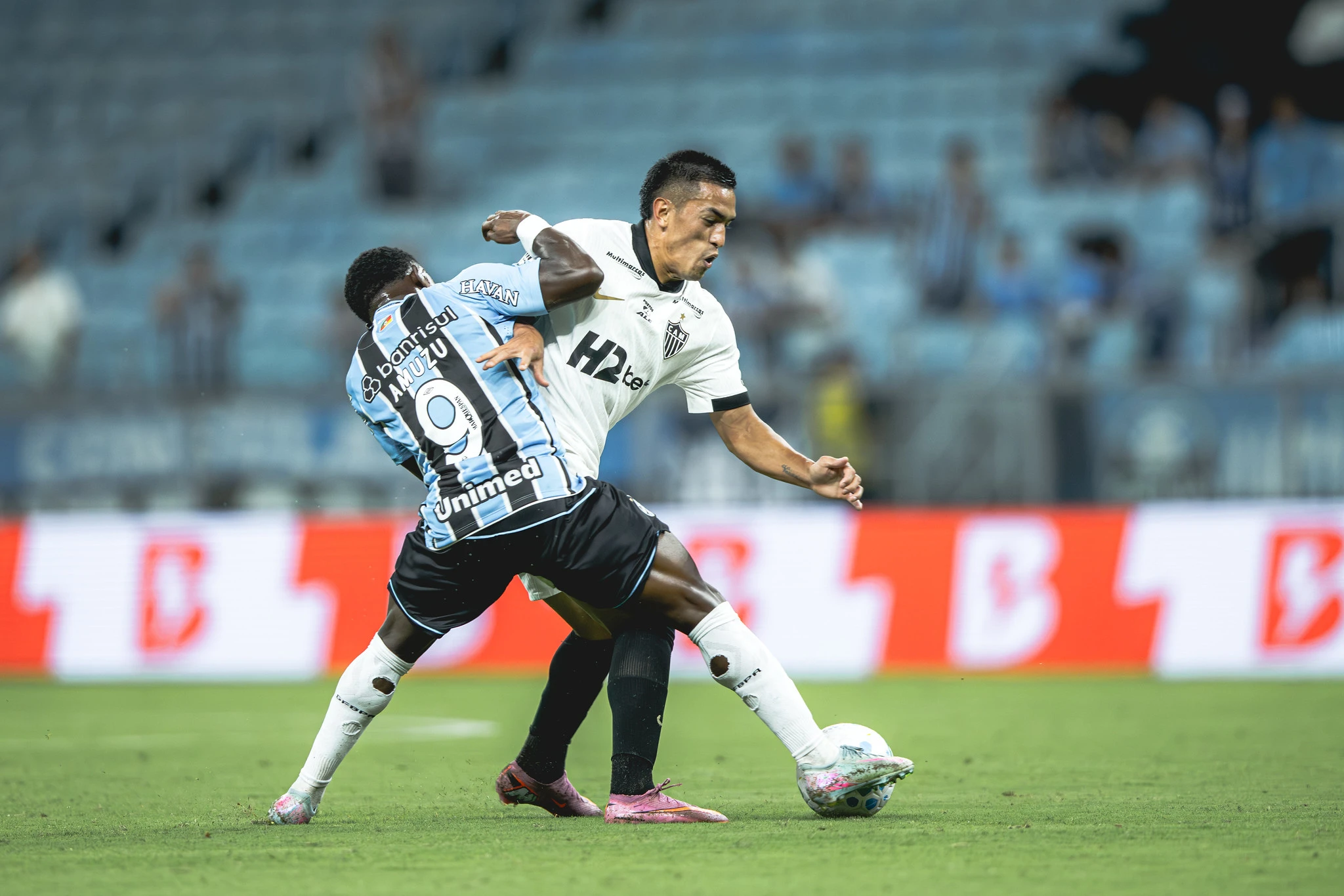 Com um a menos, Atlético é superado pelo Grêmio em Porto Alegre