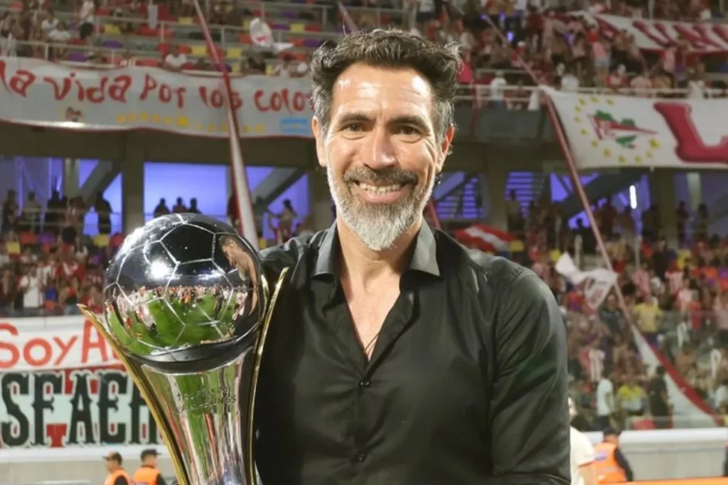 Firme, discreto e competitivo o perfil de Eduardo Domínguez, alvo do Atlético