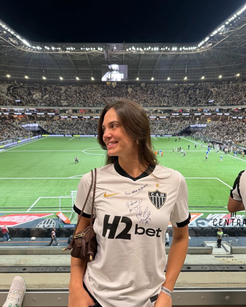 (Foto: Reprodução/Instagram (@juliakudiess))