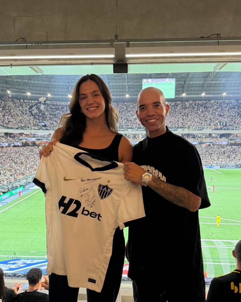 Julia Kudiess recebe camisa autografada das mãos de Diego Tardelli (Foto: Reprodução/Instagram (@juliakudiess))