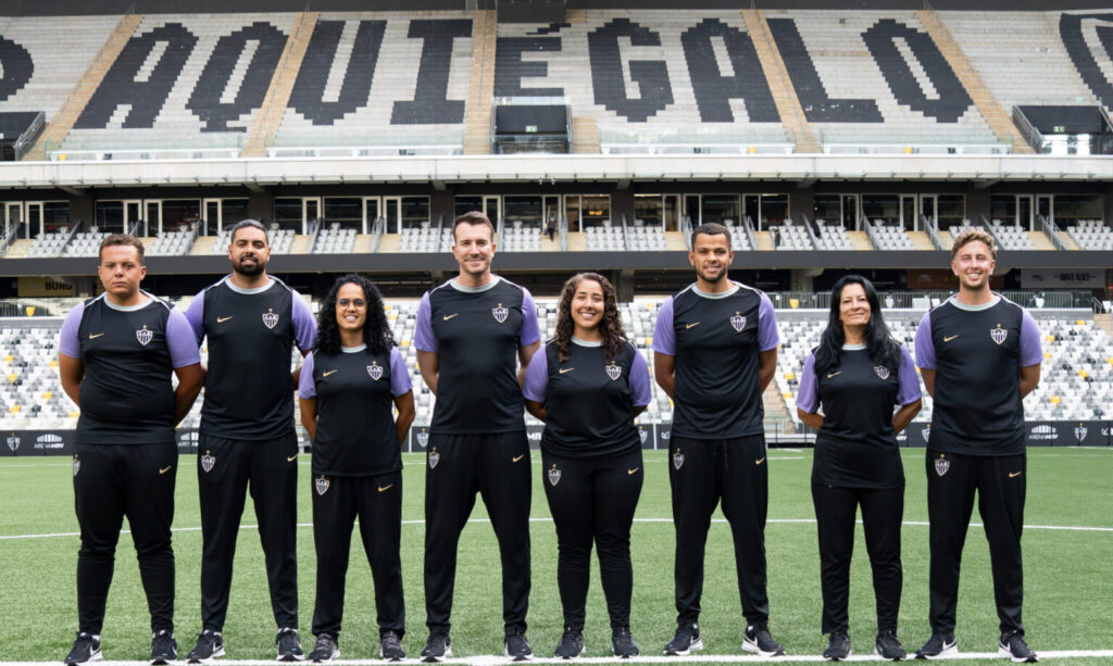 Comissão de base do futebol feminino do Atlético. Da esquerda para a direita: Luan Vinícius – Treinador de Goleiras | Lucas Fonseca – Auxiliar Técnico | Marcela Magalhães – Supervisora | Leandro Formigoni – Treinador | Rayssa Miranda – Fisioterapeuta | Tiago Nunes – Analista de Desempenho | Rose Lemos – Roupeira | Pedro Balsamão – Preparador físico (Foto: Daniela Veiga/Atlético)