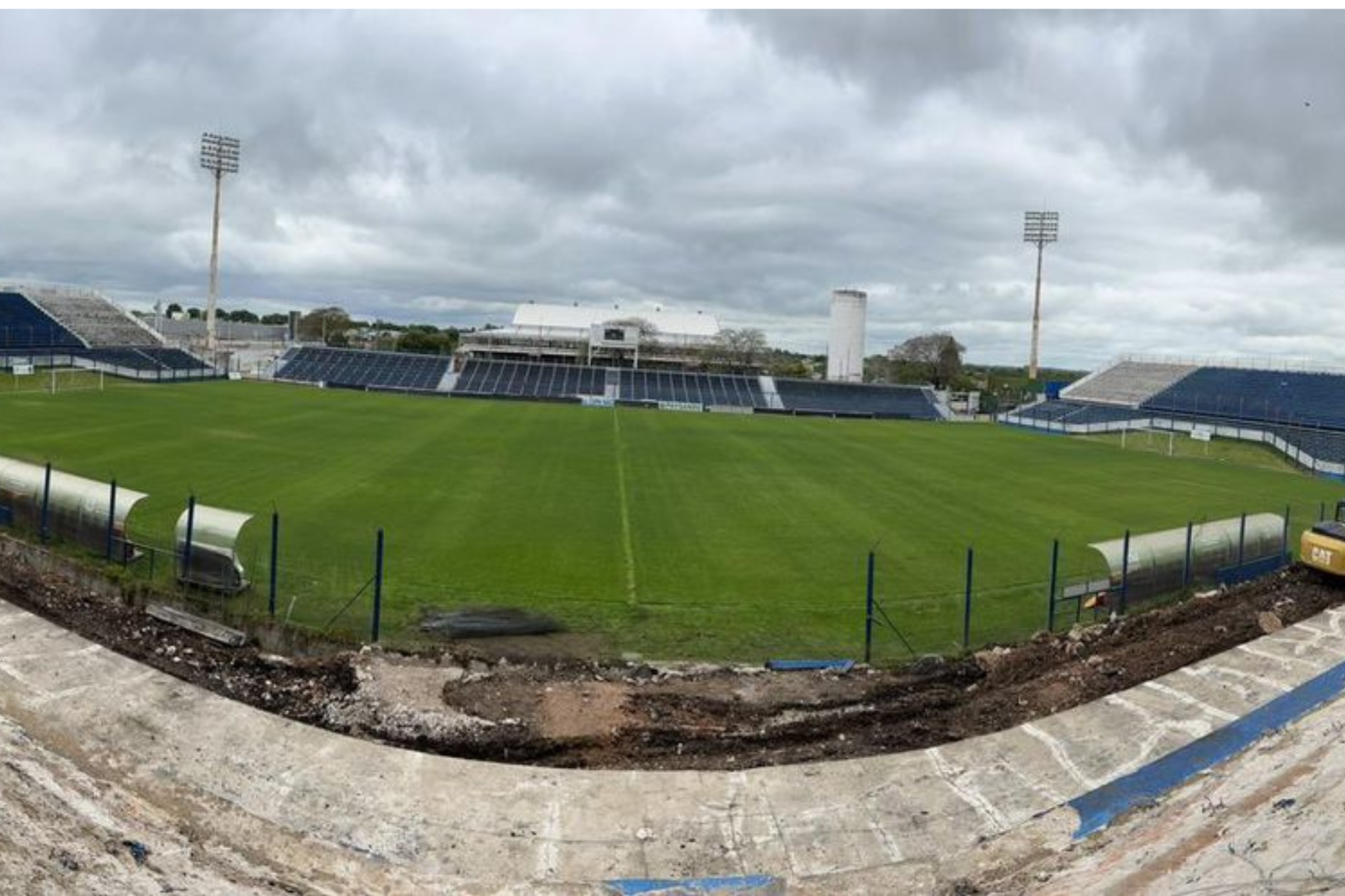 Conheça o acanhado estádio Parque Artigas
