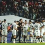 Sistema defensivo falha novamente, e Atlético perde para o Vitória no Barradão.
