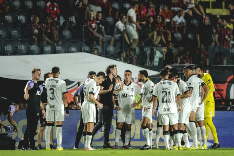 Sistema defensivo falha novamente, e Atlético perde para o Vitória no Barradão.