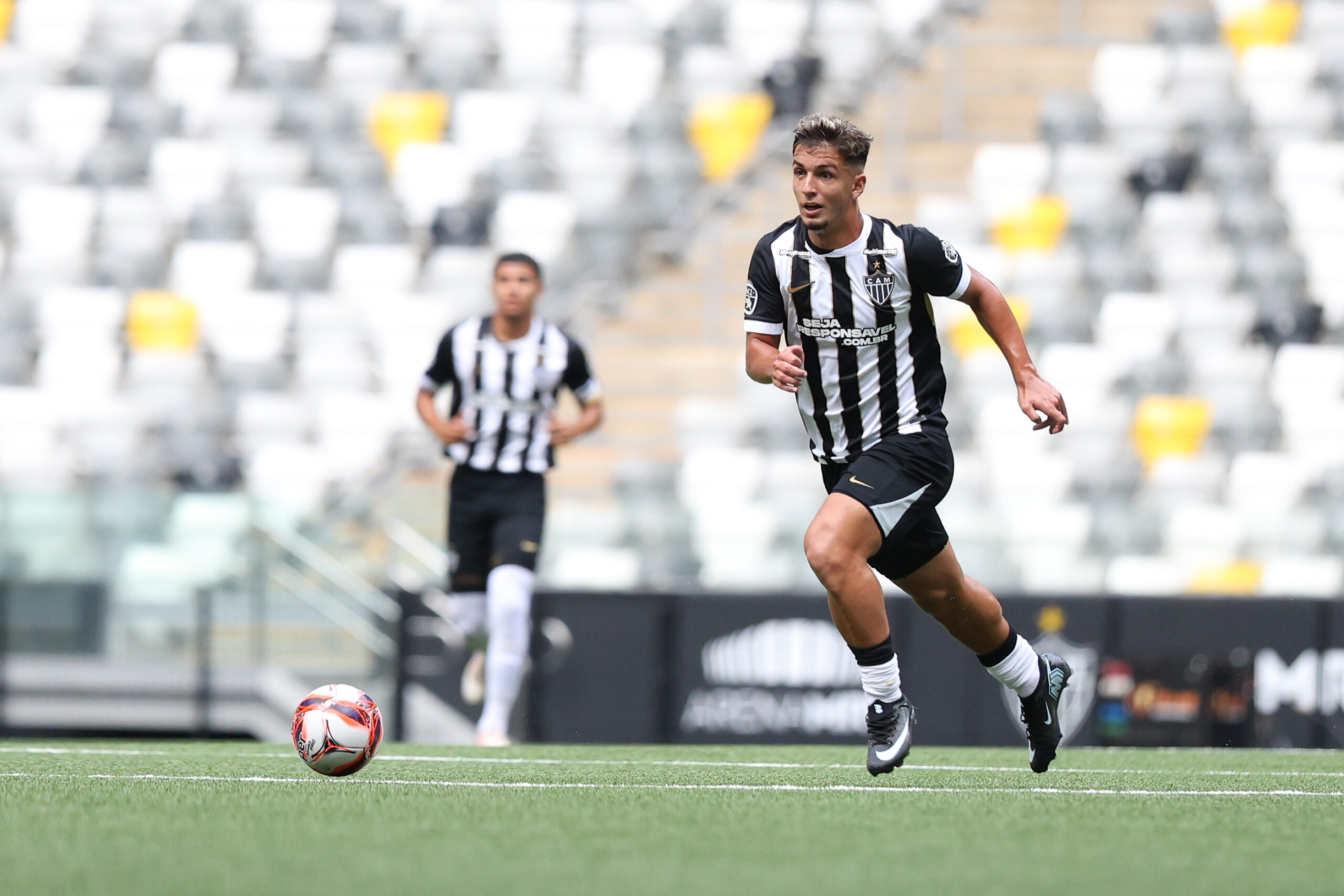 Mateus Iseppe em ação pelo Galinho, na Arena MRV (Foto: Daniela Veiga/Atlético)