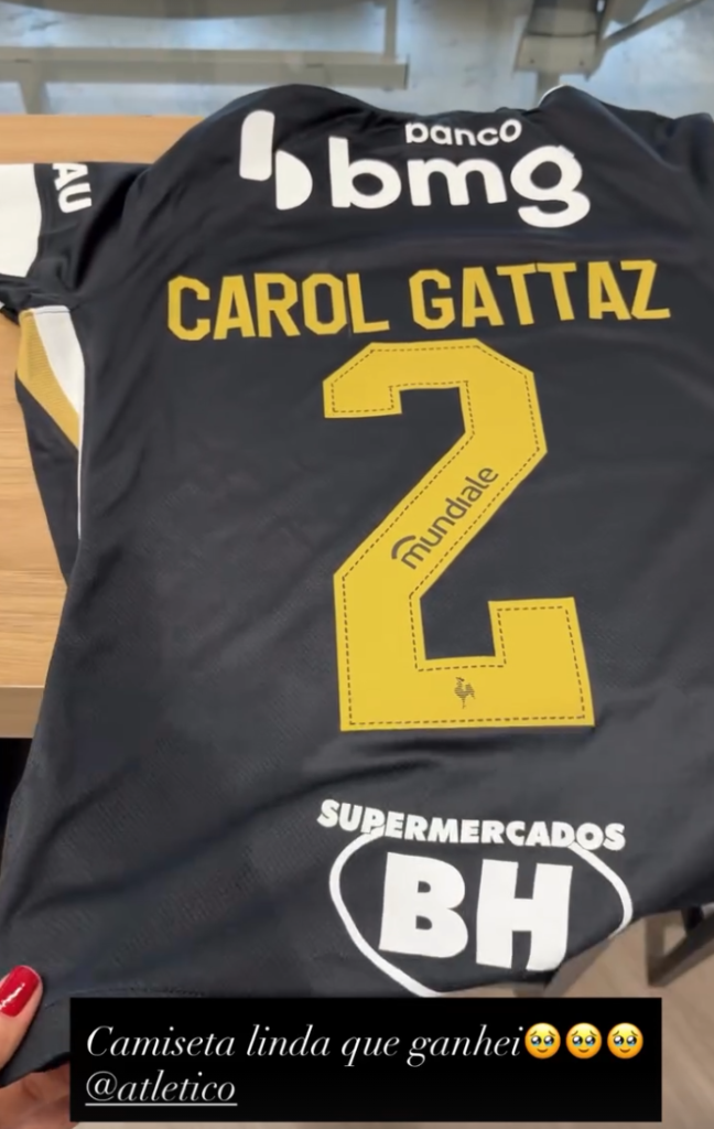 Carol Gattaz ganhou uma camisa com o mesmo número utilizado pela atleta nas quadras (Reprodução/Instagram)