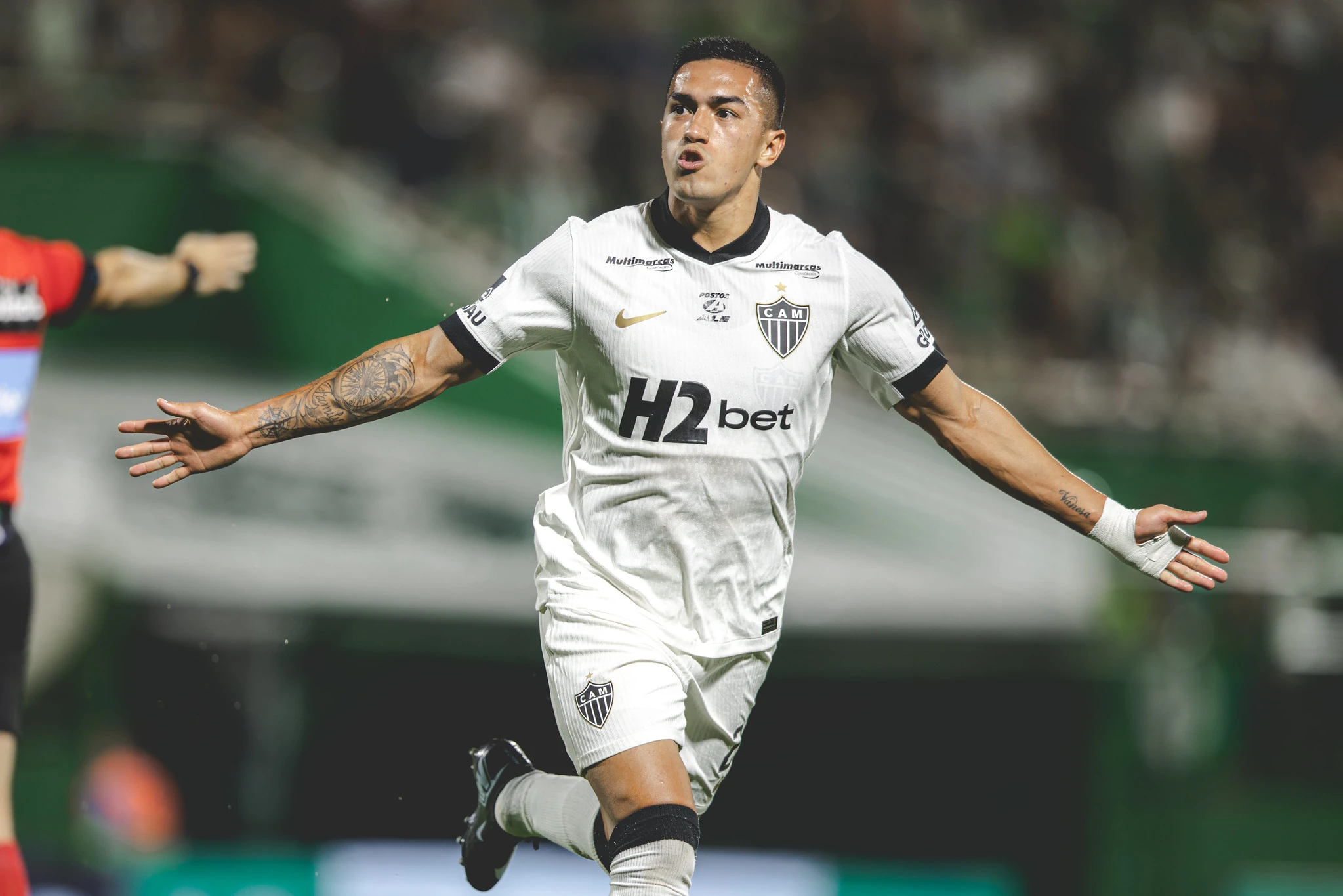 Atlético goleia a Chapecoense fora de casa e conquista primeira vitória como visitante no Brasileirão