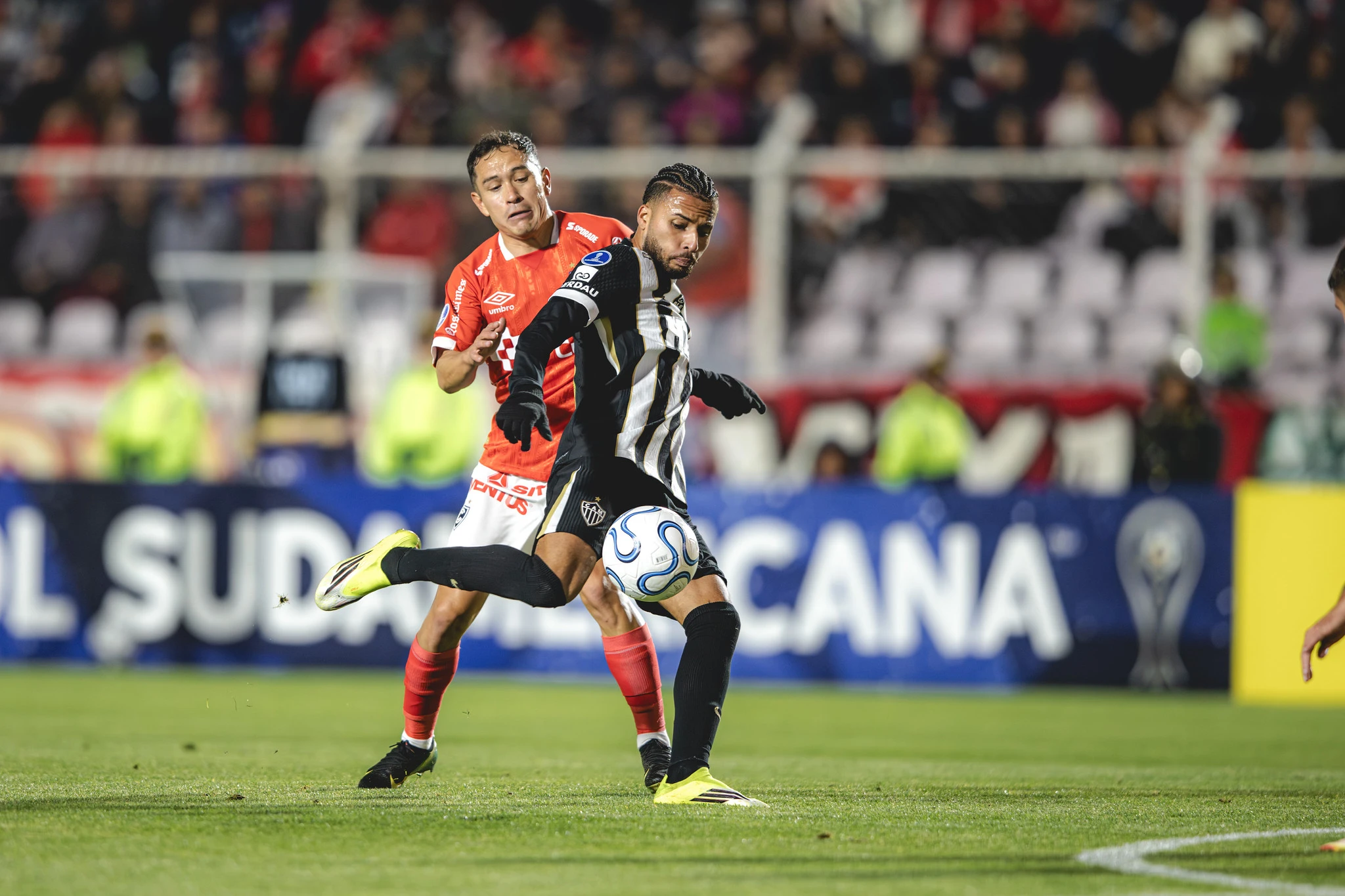 Atlético joga mal novamente, tem jogador expulso e perde para o Cienciano
