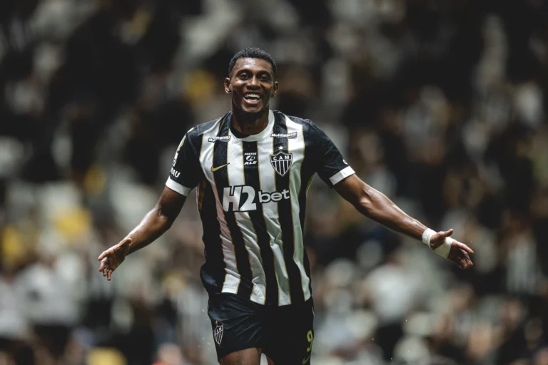 Treinador do Atlético sai em defesa de centroavante que não marca há 12 jogos