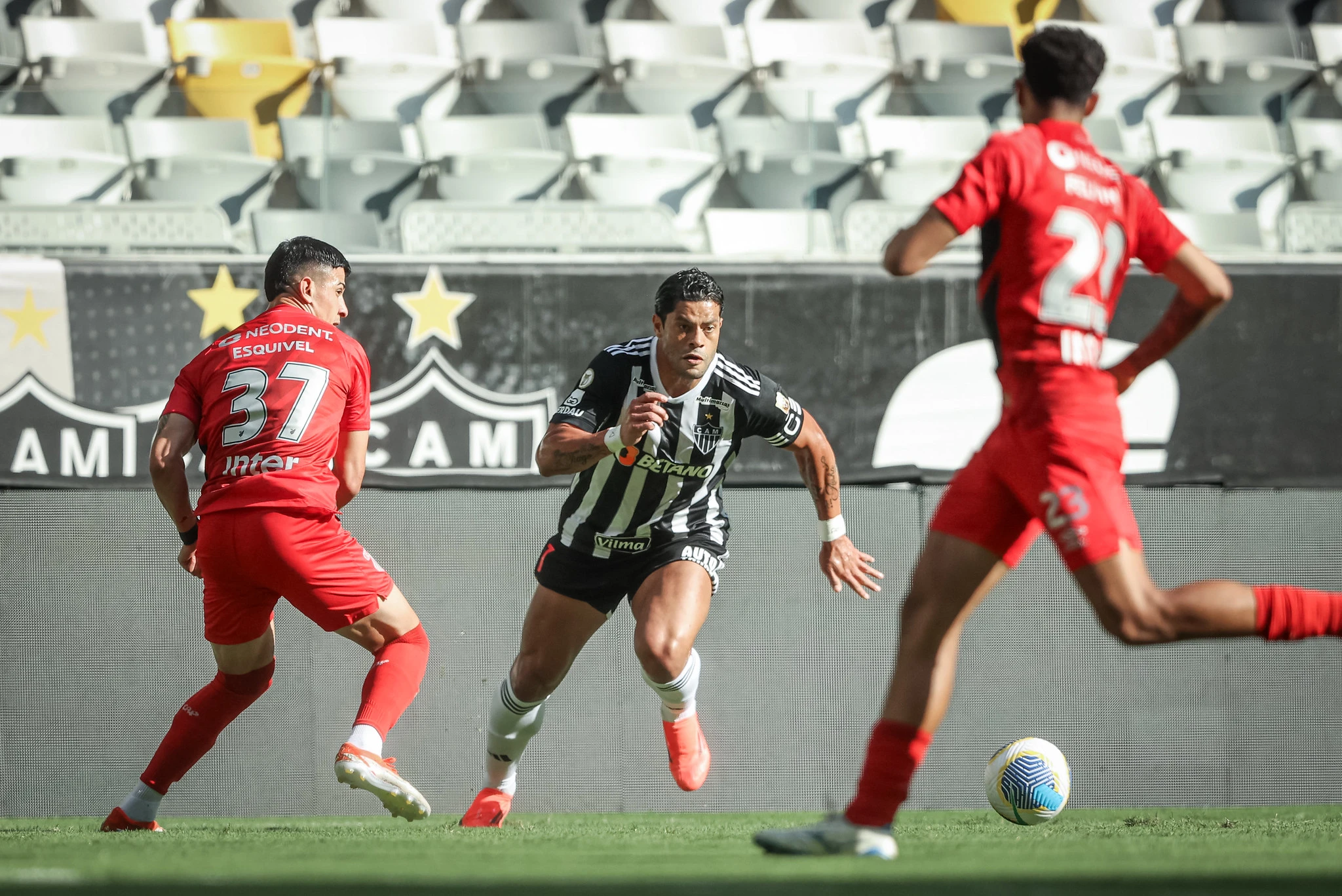 Atlético x Athlético Paranaense: prováveis escalações, desfalques, arbitragem e detalhes do duelo pela 10ª rodada do Brasileirão