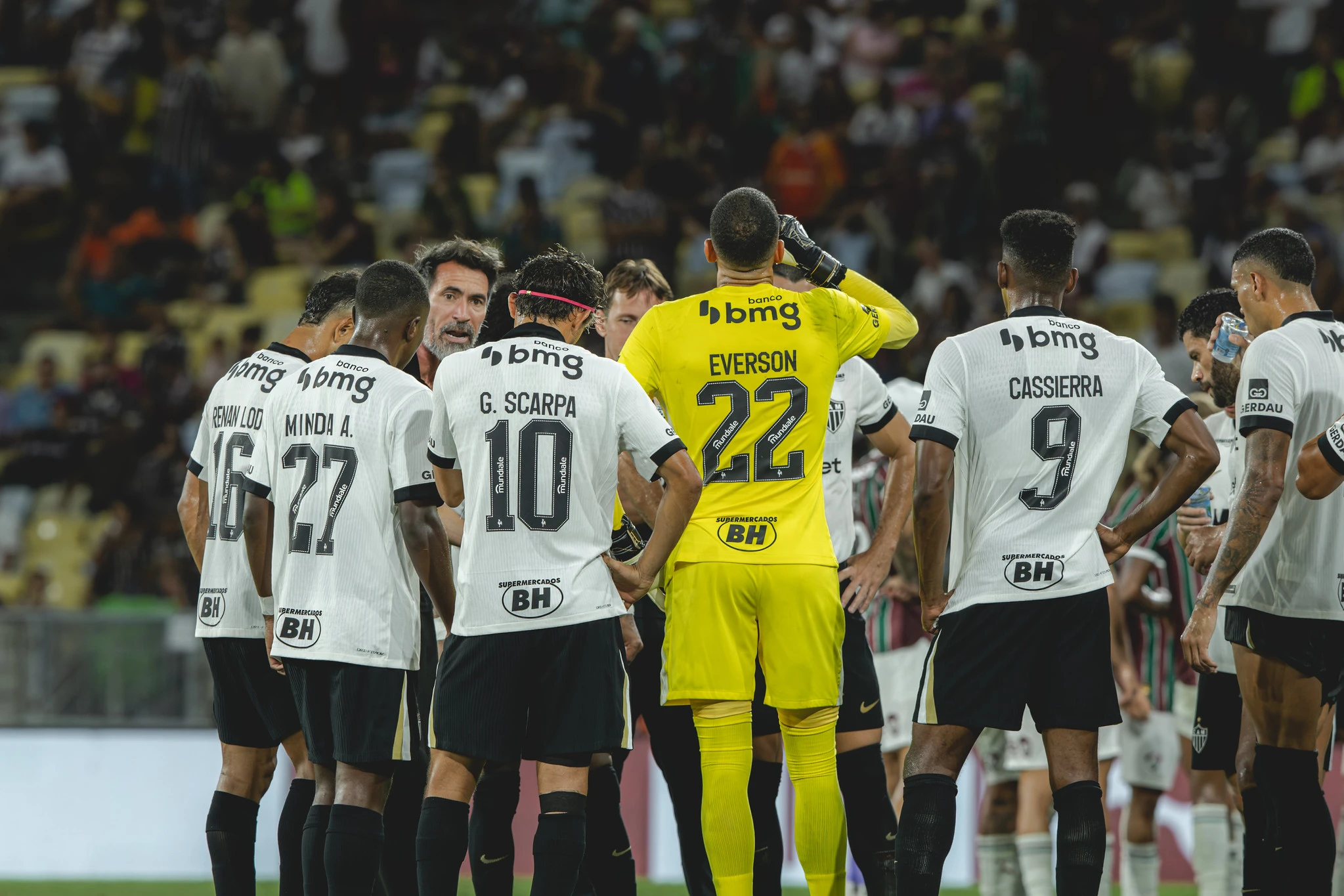 Ô, Galo... Avisa aí: "cê vai voltar pra jogar bola ou pra fazer raiva?"
