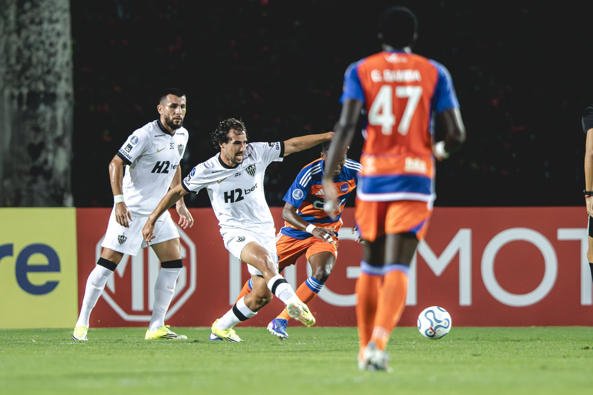 Sistema defensivo falha, e Atlético larga com derrota na CONMEBOL Sul-Americana