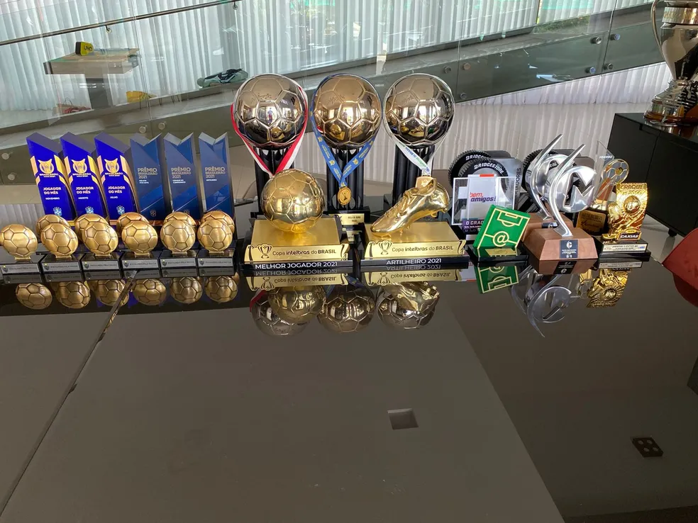 Alguns dos troféus individuais conquistados por Hulk com a camisa do Galo.