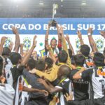 Nathan Silva levanta a taça da Copa do Brasil sub-17, de 2014 (Foto: Bruno Cantini/Atlético)