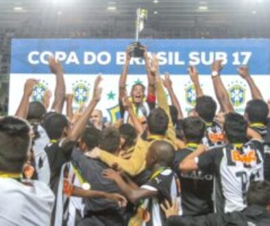 Nathan Silva levanta a taça da Copa do Brasil sub-17, de 2014 (Foto: Bruno Cantini/Atlético)