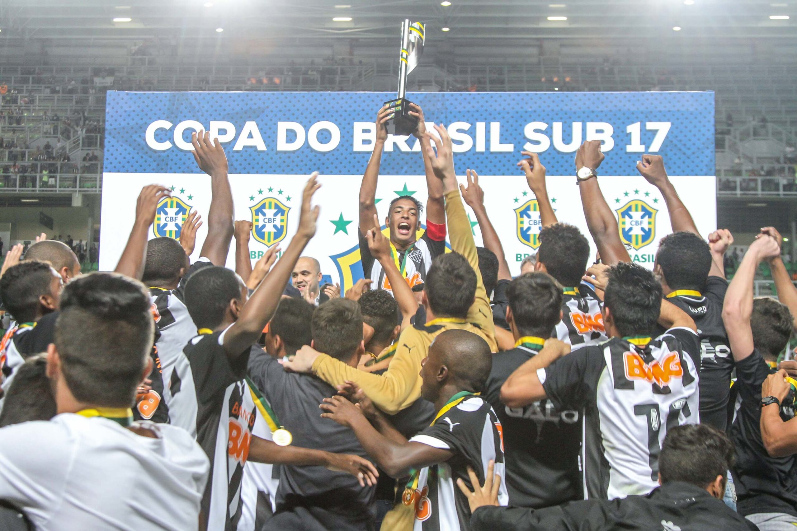 Nathan Silva levanta a taça da Copa do Brasil sub-17, de 2014 (Foto: Bruno Cantini/Atlético)