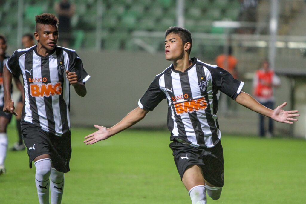 Bruno Tabata, de pênalti, marca o gol do título do Galinho (Foto: Bruno Cantini/Atlético)
