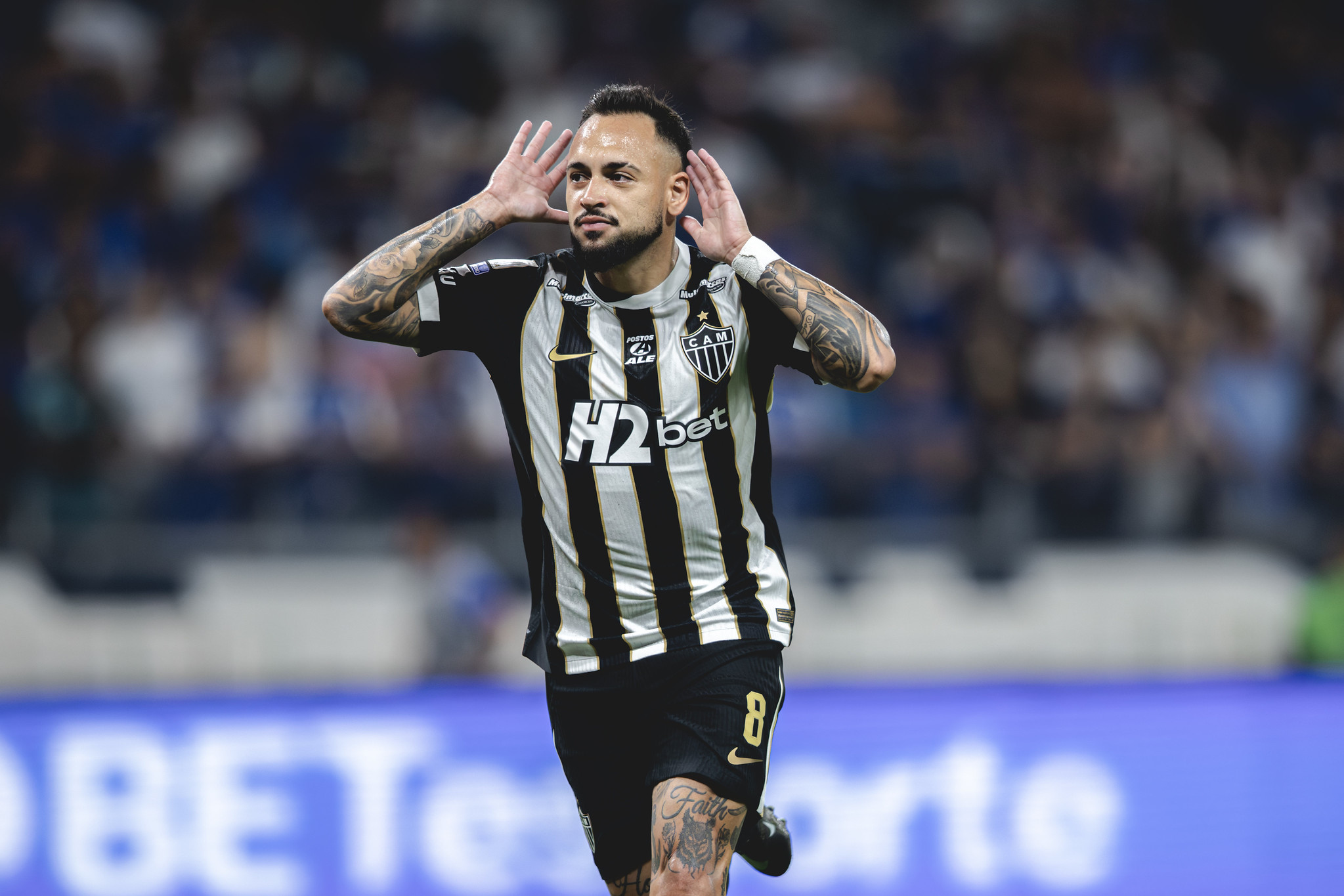 Maycon faz a Massa vibrar no Mineirão (Foto: Pedro Souza / Atlético)