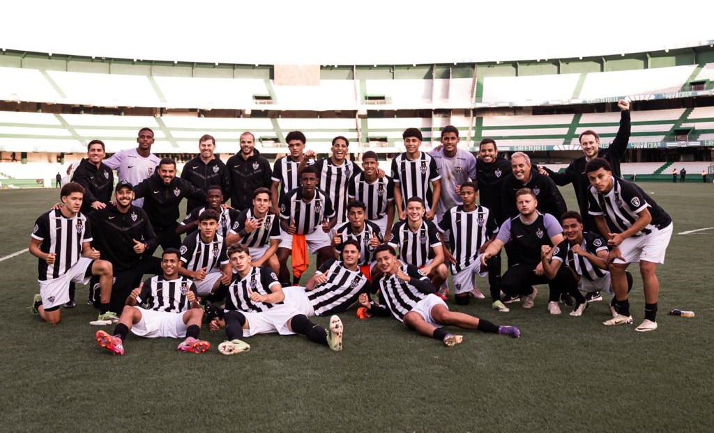Galinho fez 4 a 2 no Coritiba, fora de casa (Foto: bkzphoto)