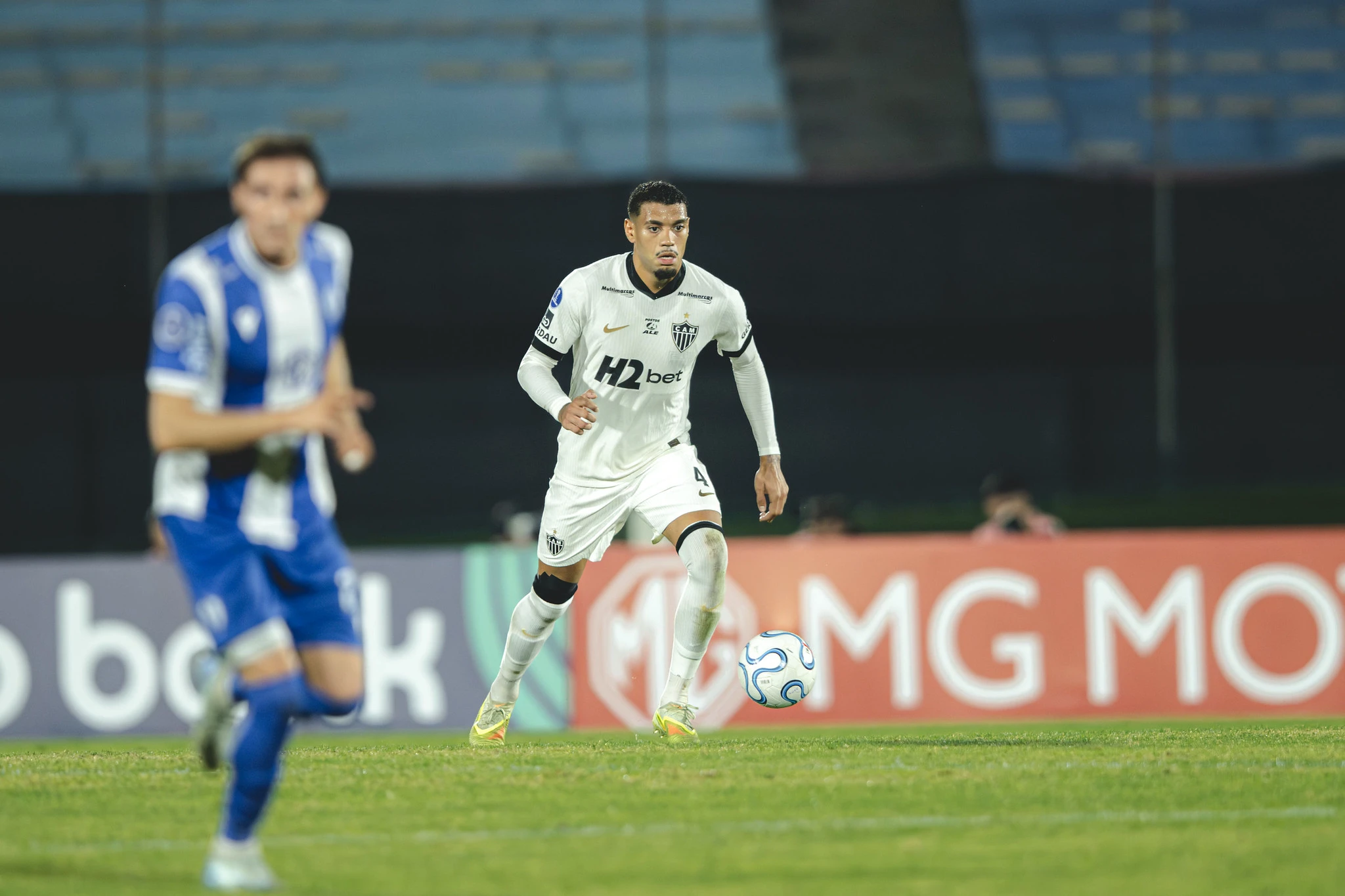 Atlético abre 2 a 0, mas falha defensivamente, empata com o Juventud e se complica na Sul-Americana
